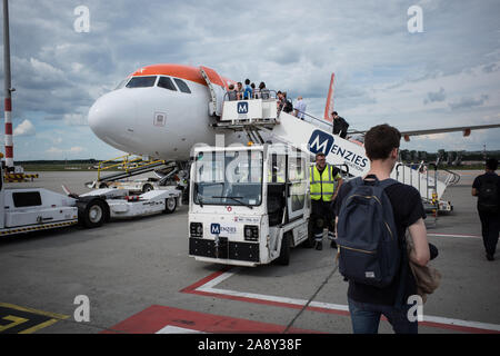 EASYJET VOYAGE - ARRIVARE SUL PIANO - EASYJET piano a parcheggio in aeroporto, imbarco e vista cielo - AIRBUS A 320 EASY JET - imbarco di passeggeri su un 320 EASYJET VOLO AIRBUS © Frédéric BEAUMONT Foto Stock