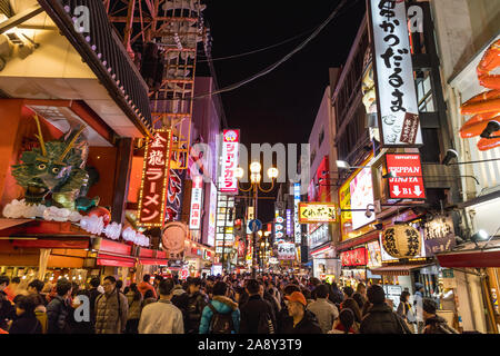 OSAKA, GIAPPONE - 13gennaio 2019: una vista lungo le strade di Dotombori area di Osaka di notte. Luci al neon, negozi, ristoranti e un sacco di gente può Foto Stock