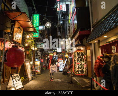 OSAKA, GIAPPONE - 13gennaio 2019: una vista lungo le strade di Osaka di notte. Luci, negozi, ristoranti e un sacco di persone può essere visto. Foto Stock