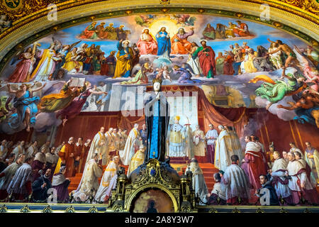 Museo del Vaticano Vergine Maria statua colorata affresco sala Raffaello Roma Italia Foto Stock