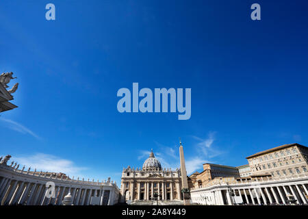 Piazza San Pietro antica egiziana obelisco eretto 1586 fontana del Bernini Vaticano Roma Italia Foto Stock