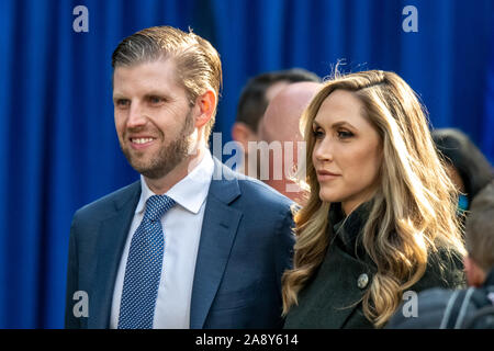 New York, Stati Uniti d'America, 11 novembre 2019. Eric Trump, figlio del presidente americano Donald Trump, arriva con la moglie Lara Trump a frequentare i veterani parata del giorno nella città di New York. Credito: Enrique Shore/Alamy Live News Foto Stock