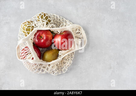 Rifiuti Zero concetto. Frutta in una borsa a rete Foto Stock