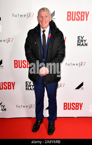 Ex Manchester United giocatore Paddy Crerand durante la prima mondiale di un nuovo documentario, BUSBY, a Everyman Manchester St Johns, Manchester. Foto Stock