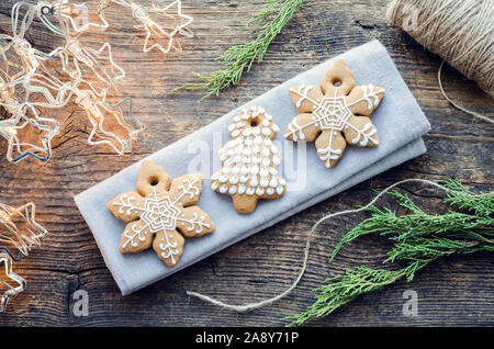 Natale in casa gingerbread cookie con cannella e anice sul vecchio sfondo di legno con spazio per il testo. Buon Natale e Felice Anno Nuovo. Xmas Foto Stock