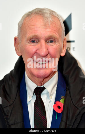 Ex Manchester United giocatore Paddy Crerand durante la prima mondiale di un nuovo documentario, BUSBY, a Everyman Manchester St Johns, Manchester. Foto Stock