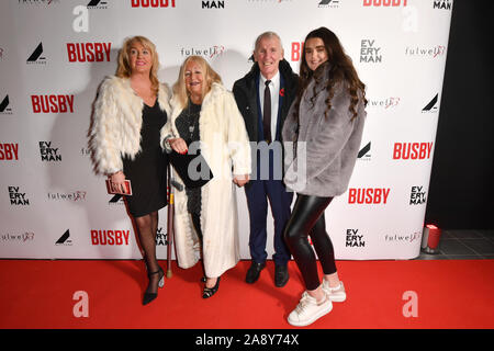 Ex Manchester United giocatore Paddy Crerand (seconda a destra) durante la prima mondiale di un nuovo documentario, BUSBY, a Everyman Manchester St Johns, Manchester. Foto Stock