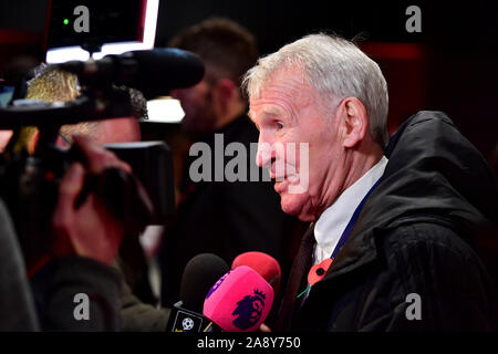 Ex Manchester United giocatore Paddy Crerand durante la prima mondiale di un nuovo documentario, BUSBY, a Everyman Manchester St Johns, Manchester. Foto Stock