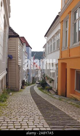 Bergen, Norvegia - 05 Luglio 2019: Accogliente strada stretta della città di Bergen con belle colorate case in legno Foto Stock
