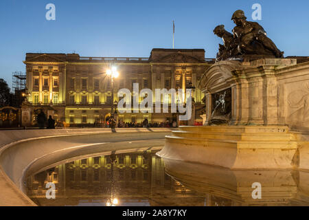 Buckingham Palace di notte,Londra,Inghilterra Foto Stock