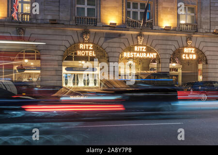 Occupato in prima serata il traffico sulla Piccadilly al Ritz Hotel,Londra,Inghilterra Foto Stock