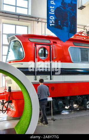 Pilsen, Repubblica Ceca - 28 OTT 2019: all'interno di esposizione nel Techmania Science Center. Rosso vecchia locomotiva del treno come uno dei reperti. Centro di spiegare i principi scientifici per i bambini dal gioco. Foto Stock