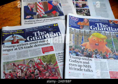 "Trump arriva in mezzo crescente collera presso di noi le esigenze del commercio' e sulla visita Trump palloncino in prima pagina titoli di giornale in The Guardian Londra Gran Bretagna REGNO UNITO Foto Stock
