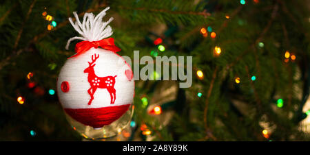Decorazioni Festive pendenti da albero di Natale closeup Foto Stock