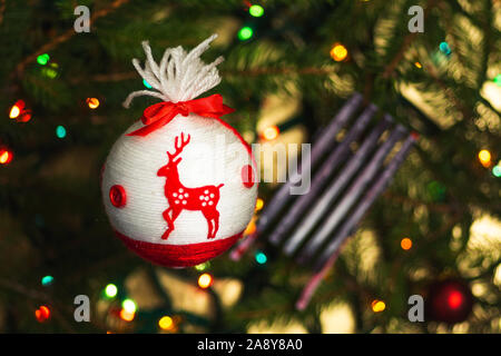 Decorazioni Festive pendenti da albero di Natale closeup Foto Stock