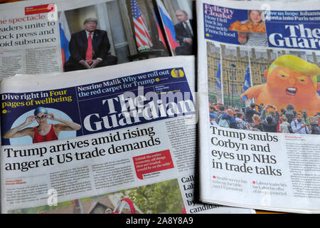 "Trump arriva in mezzo crescente collera presso di noi le esigenze del commercio' e sulla visita Trump palloncino in prima pagina titoli di giornale in The Guardian Londra Inghilterra REGNO UNITO Foto Stock