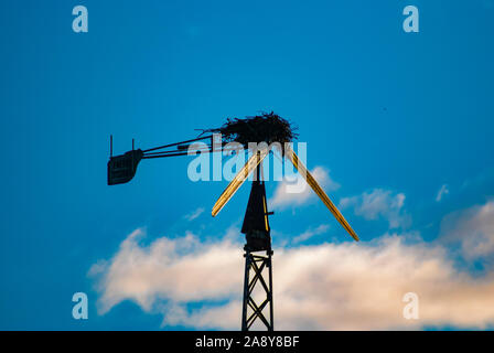 Una turbina eolica con un nido di uccelli Foto Stock