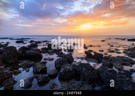 Bel tramonto oltre oceano Atlantico. Tenerife Isole Canarie Foto Stock