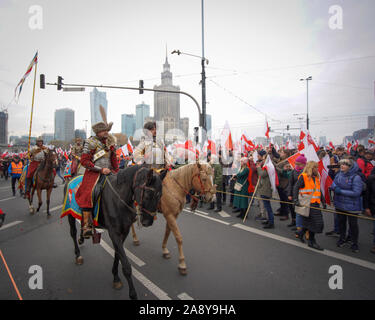 Varsavia, Polonia. Xi Nov, 2019. Le persone prendono parte a una manifestazione per celebrare il 101° anniversario della Polonia di indipendenza a Varsavia, Polonia, il nov. 11, 2019. Credito: Jaap Arriens/Xinhua/Alamy Live News Foto Stock