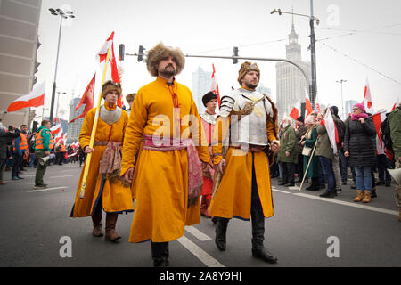 Varsavia, Polonia. Xi Nov, 2019. Le persone prendono parte a una manifestazione per celebrare il 101° anniversario della Polonia di indipendenza a Varsavia, Polonia, il nov. 11, 2019. Credito: Jaap Arriens/Xinhua/Alamy Live News Foto Stock