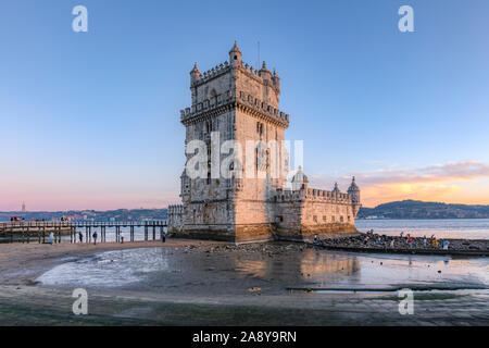 La Torre di Belem, il Ponte 25 de Abril, Lisbona, Portogallo, Europa Foto Stock