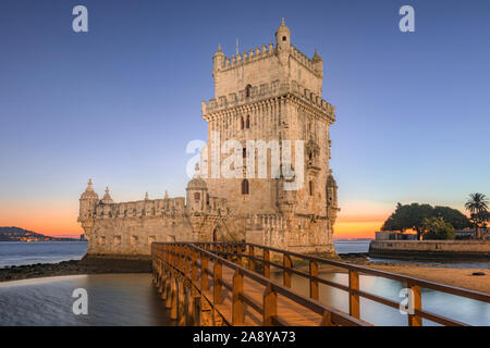 La Torre di Belem, il Ponte 25 de Abril, Lisbona, Portogallo, Europa Foto Stock