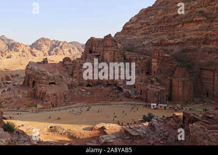 Tombe di Aneisho e Uneishu da High Place of Sacrifice Trail, Petra, Wadi Musa, Governatorato di Ma'an, Giordania, Medio Oriente Foto Stock