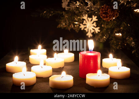 Natale candele accese di notte Foto Stock