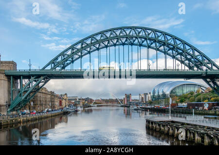 NEWCASTLE UPON TYNE, Regno Unito - 08 novembre 2019: Tyne Bridge sul fiume Tyne, Newcastle, Regno Unito con il Sage Gateshead building e il Gateshead Millennium Bridge in background Foto Stock