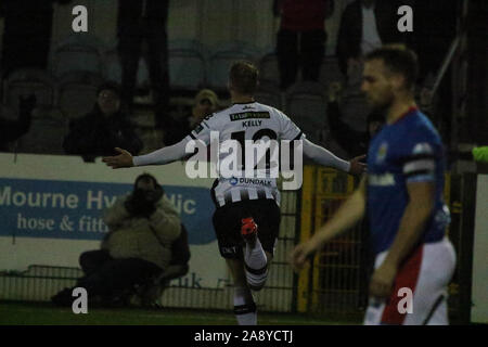 Oriel Park, Dundalk County Louth, Irlanda. 11 novembre 2019. UNITE l'Unione Champions Cup (seconda gamba)- Dundalk v Linfield (blu). Azione da questa sera la seconda gamba a Dundalk. Dundalk 1 Linfield 0 sottoporta Georgie Kelly (12). Credito: David Hunter/Alamy Live News. Foto Stock