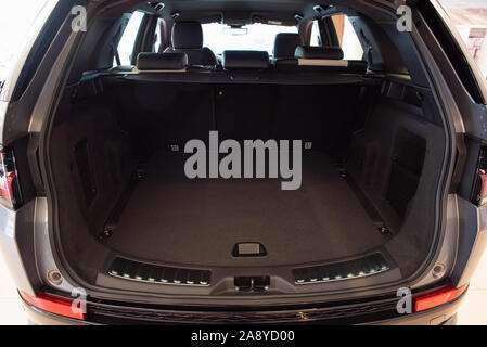 ROSTOV-on-Don, Russia - 08 novembre 2019: Land Rover Discovery Sport di seconda generazione trunk esterno vista Foto Stock