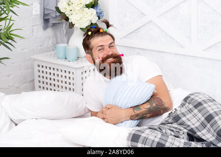 Stile pigiama. Felice papà rilassanti camere da letto. padre con divertenti acconciatura. freaky hipster relax nel letto. rimanere a letto tutto il giorno. uomo barbuto avente il resto. Il tempo di rilassarsi a casa. Felice paternità. Foto Stock