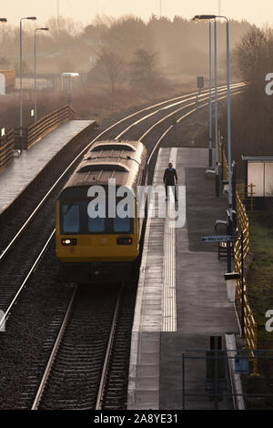 Arriva Nord classe rampa 142 treno dello stimolatore a Crowle stazione ferroviaria, Lincolnshire, con il conduttore di protezione / controllo porte Foto Stock