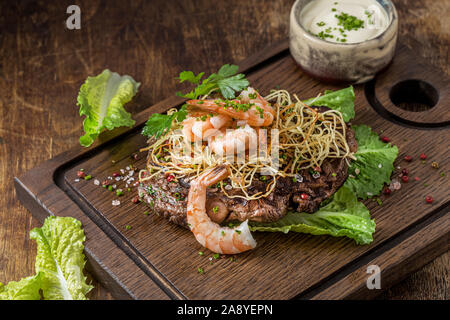 Vista ravvicinata del surf and turf o carne e frutti di mare. Foto Stock