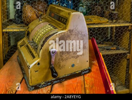 Vintage vecchio registratore di cassa nei locali di un negozio di generi alimentari, tecnologia retrò, supermercato sfondo Foto Stock