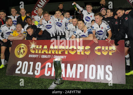 Oriel Park, Dundalk County Louth, Irlanda. 11 novembre 2019. UNITE l'Unione Champions Cup (seconda gamba)- Dundalk 6 Linfield 0 (7-1 agg.). Dundalk sollevare il UNITE Champions Cup. Credito: David Hunter/Alamy Live News. Foto Stock