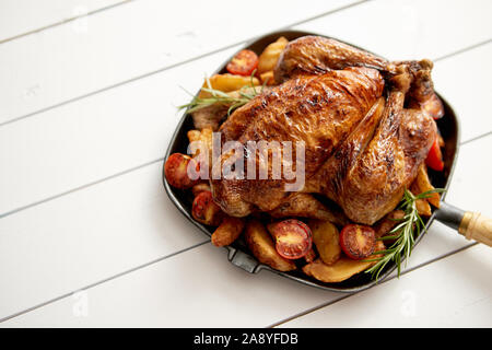 Arrosto di pollo intero in ghisa pan nero Foto Stock