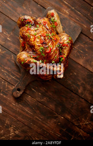 In casa arrosto pollo piccante con peperoncino e erba cipollina Foto Stock