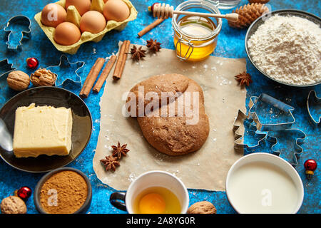 Gingerbread impasto collocato tra i vari ingredienti. Natale il concetto di cottura Foto Stock