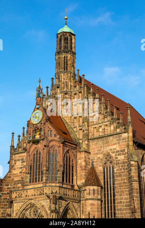 La facciata della Frauenkirche, o noto anche come la Chiesa di Nostra Signora, nella città di Norimberga in Germania. Foto Stock
