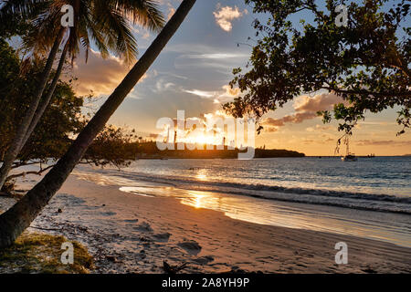 Tramonto sulla spiaggia di Kouto, Isola dei Pini, Nuova Caledonia Foto Stock