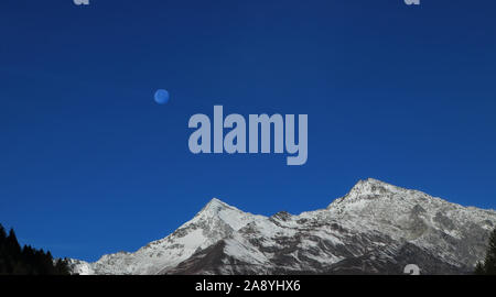 Le montagne in Svizzera con la luna splendente Foto Stock