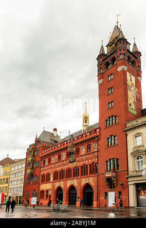 Basel, Svizzera - 03 Novembre 2019: il famoso dipinto di rosso municipio Rathaus o facciata di edificio a Basilea in Svizzera Foto Stock