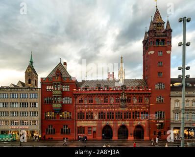 Basel, Svizzera - 03 Novembre 2019: il famoso dipinto di rosso municipio Rathaus o facciata di edificio a Basilea in Svizzera Foto Stock