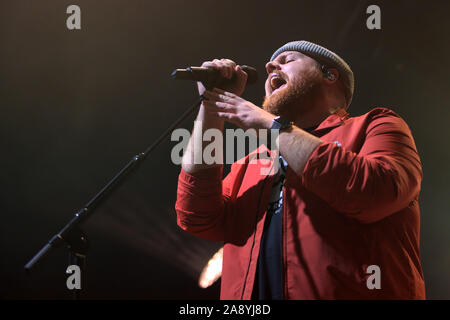 Lad locale Tom Walker vende fuori di Glasgow O2 Academy, Glasgow, Regno Unito, 11 novembre 2019 Foto Stock