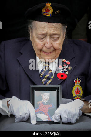 Vancouver, Canada. Xi Nov, 2019. Un veterano visualizza una foto durante il Giorno del Ricordo cerimonia in Piazza della Vittoria a Vancouver in Canada, su nov. 11, 2019. Migliaia di persone hanno partecipato nel Giorno del Ricordo cerimonia e sfilata in onore del Canada i veterani a Vancouver il lunedì. Credito: Liang Sen/Xinhua/Alamy Live News Foto Stock