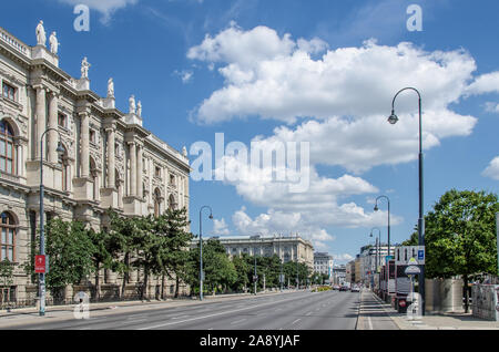 Maria-Theresien-Square si unisce la Ringstraße con il Museumsquartier, un museo di arte moderna situato nelle ex scuderie imperiali. Foto Stock