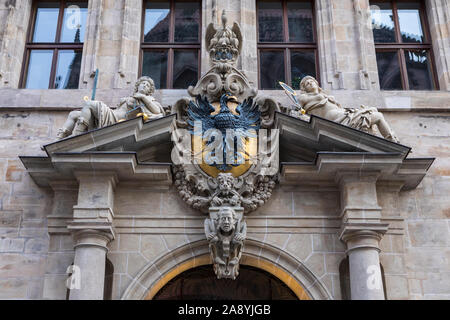 Un dettaglio dell'architettura ornati del vecchio Municipio nella città di Norimberga in Germania. Foto Stock