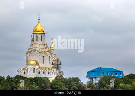 Vista della cattedrale di marittimi in costruzione accanto a Ulitsa Leningradskaya street in Petropavlovk, Kamchatka in Russia. Foto Stock