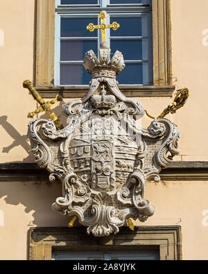 Uno stemma sulla parte esterna del Neues Rathaus, o New Town Hall nella città bavarese di Bamberg in Germania. Foto Stock